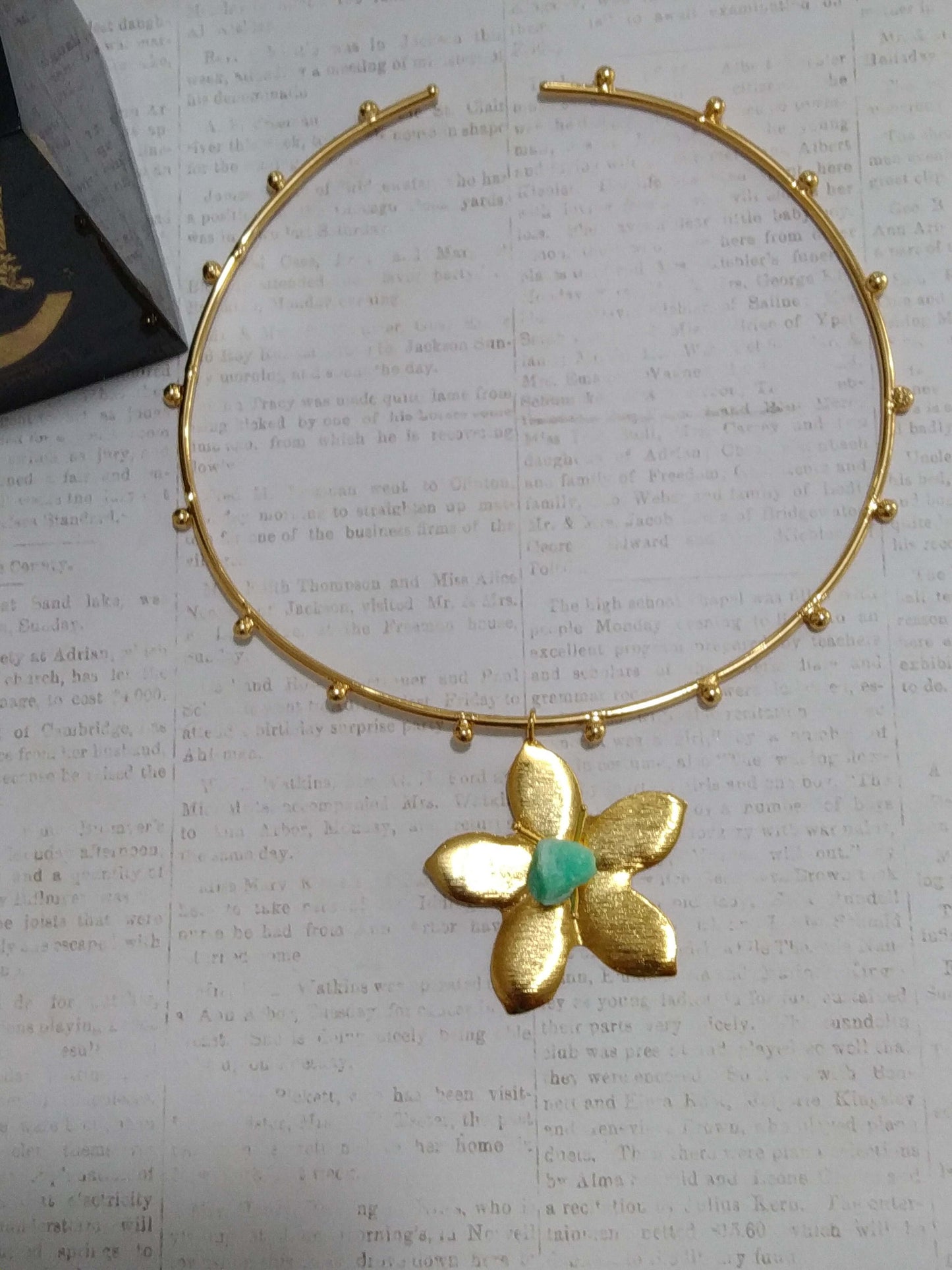 Tour de cou pour dames avec pendentif fleur avec moral d'émeraude rustique en bronze avec plaqué or 24 carats