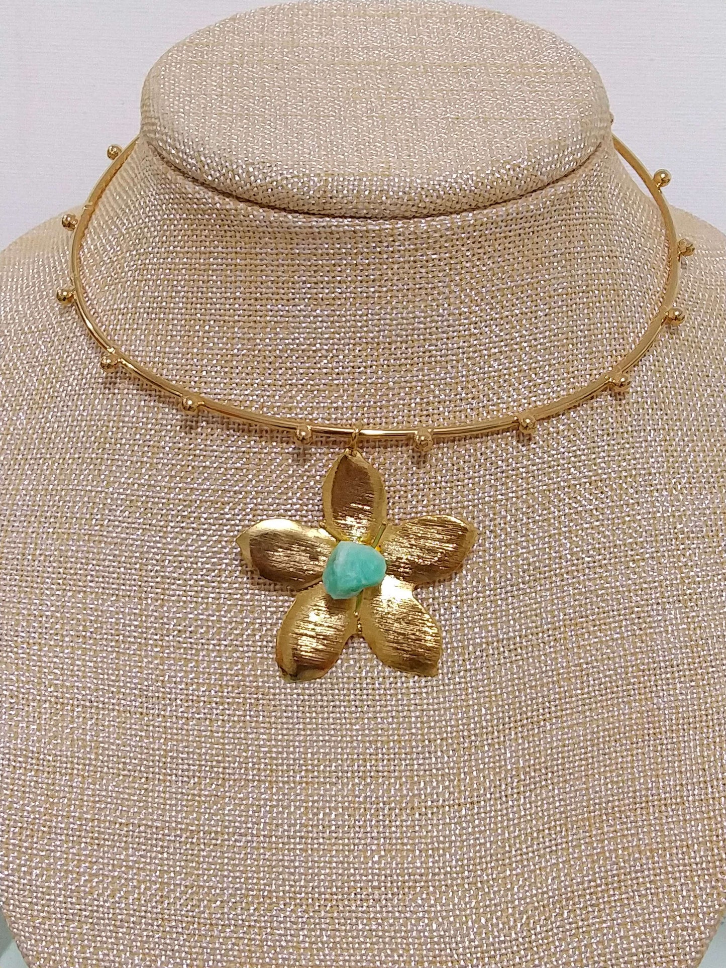 Tour de cou pour dames avec pendentif fleur avec moral d'émeraude rustique en bronze avec plaqué or 24 carats