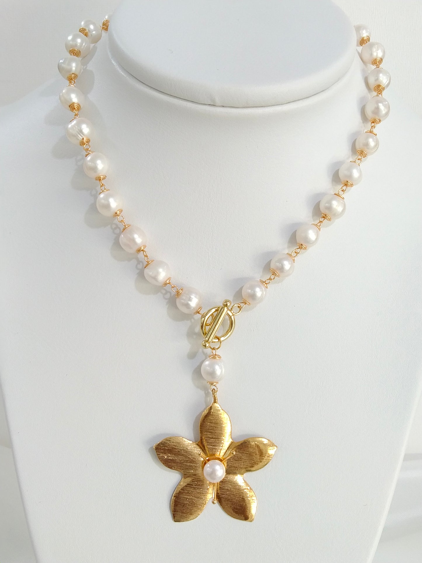 Collar de perlas shell con dije de flor bañado en oro 24K