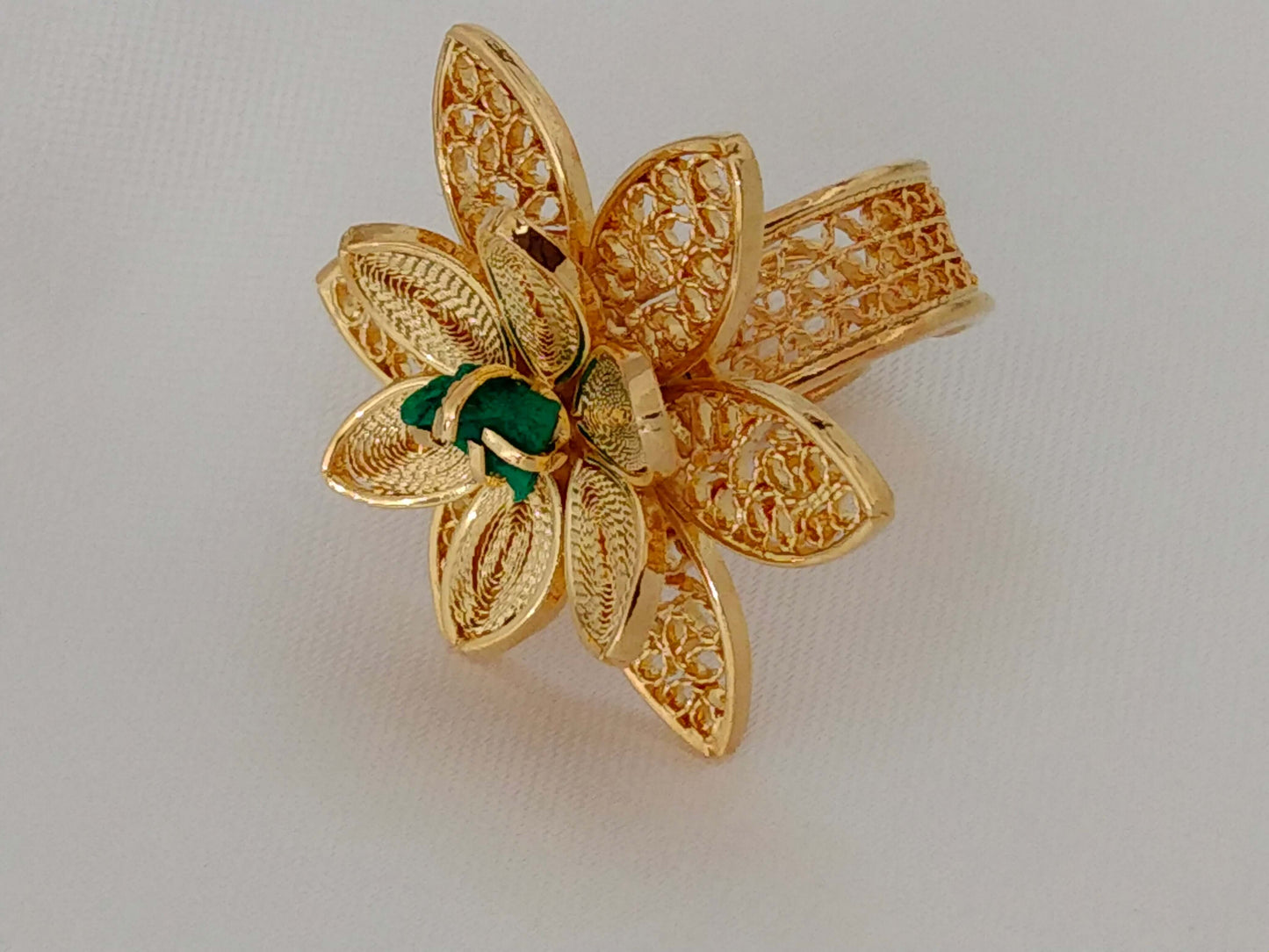 Ladies ring in the shape of a flower with an emerald cut filigree