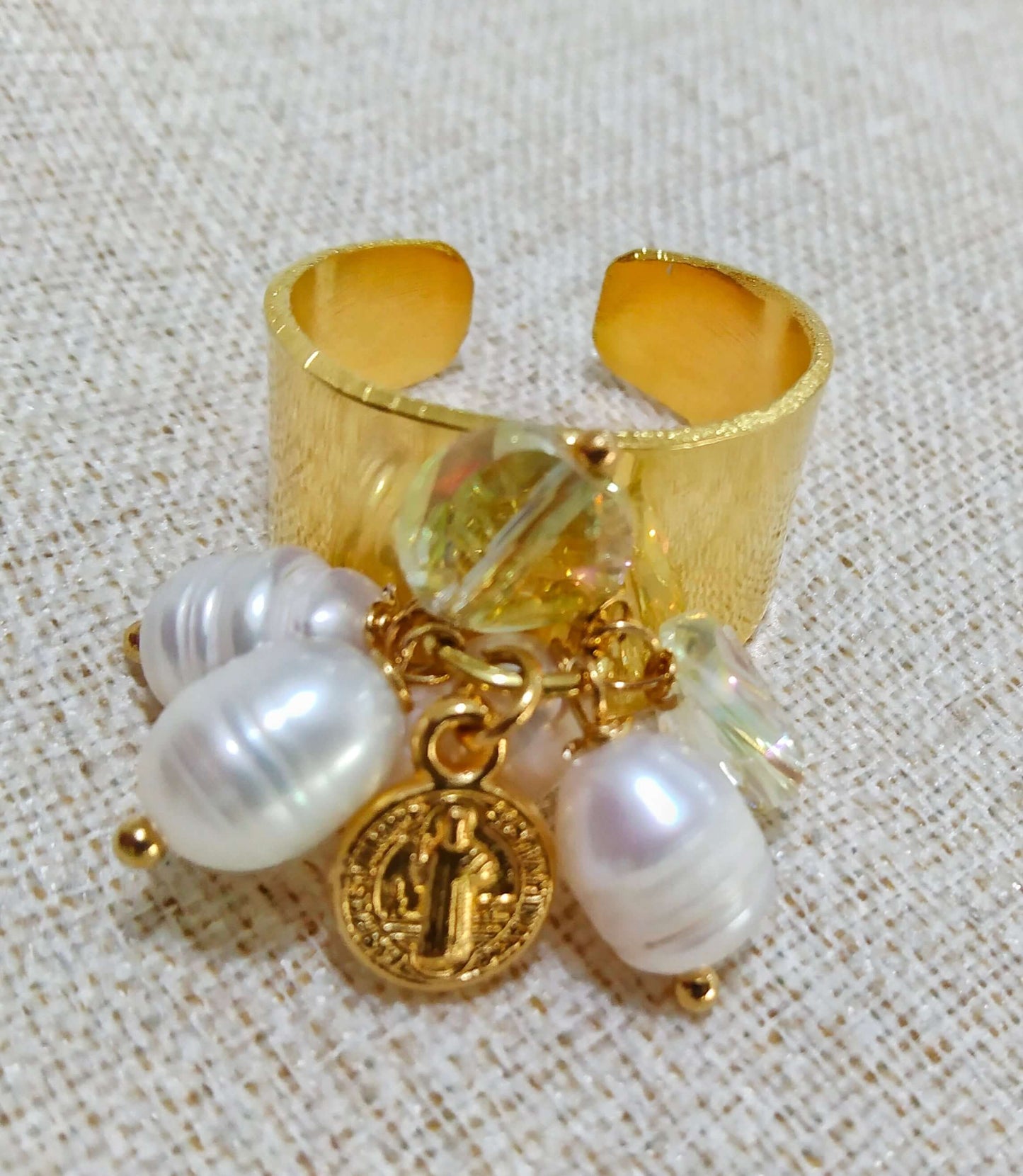 Ladies' ring in bronze with 24K gold plating decorated with the image of Saint Benedict and natural pearls