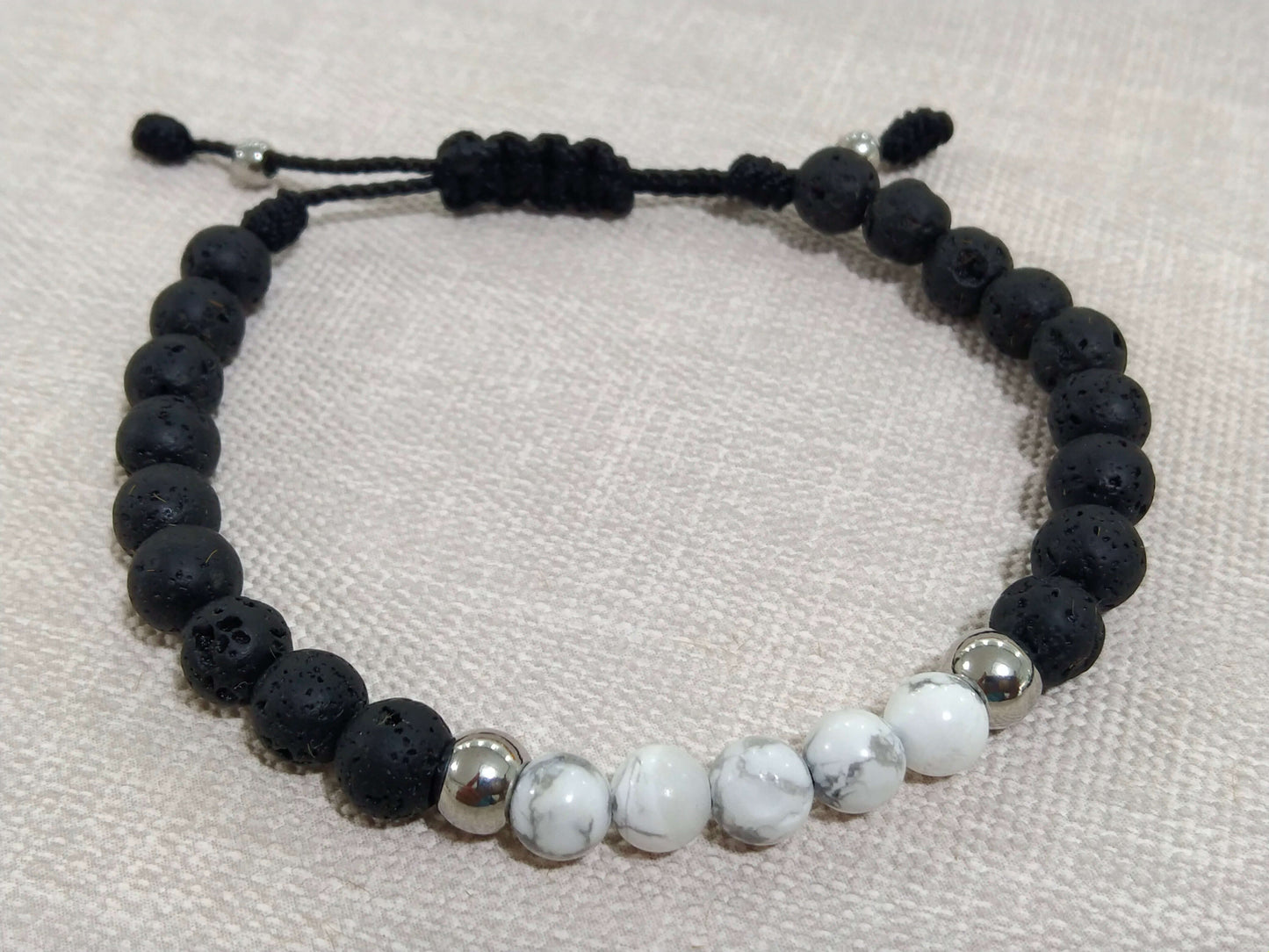 Bracelet homme en pierre naturelle howlite et lave volcanique : Une touche d'élégance et de sérénité