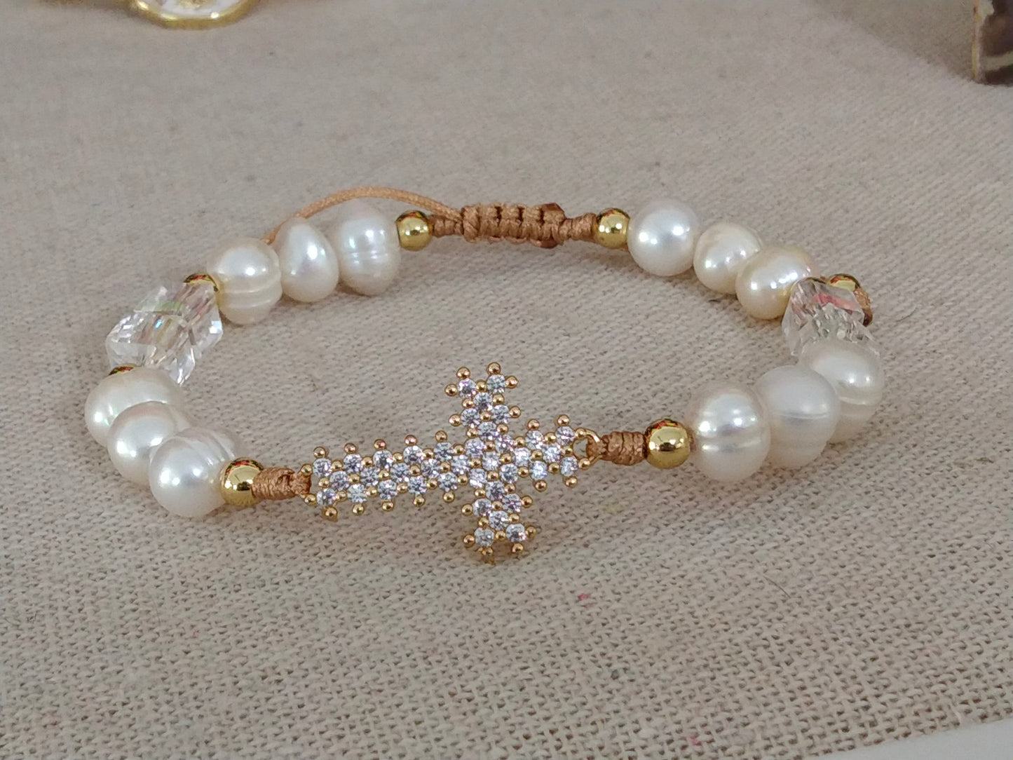 Pulsera de perlas y cristales con cruz de rodio y cristales de zircón: una joya única y especial