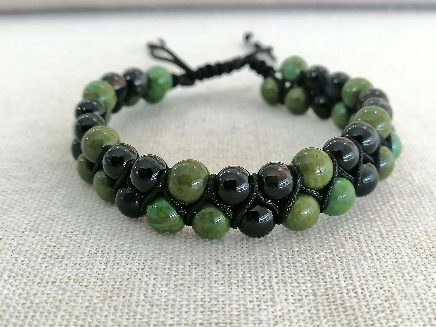 Men's bracelets made of natural stones: Style and Protection in Harmony