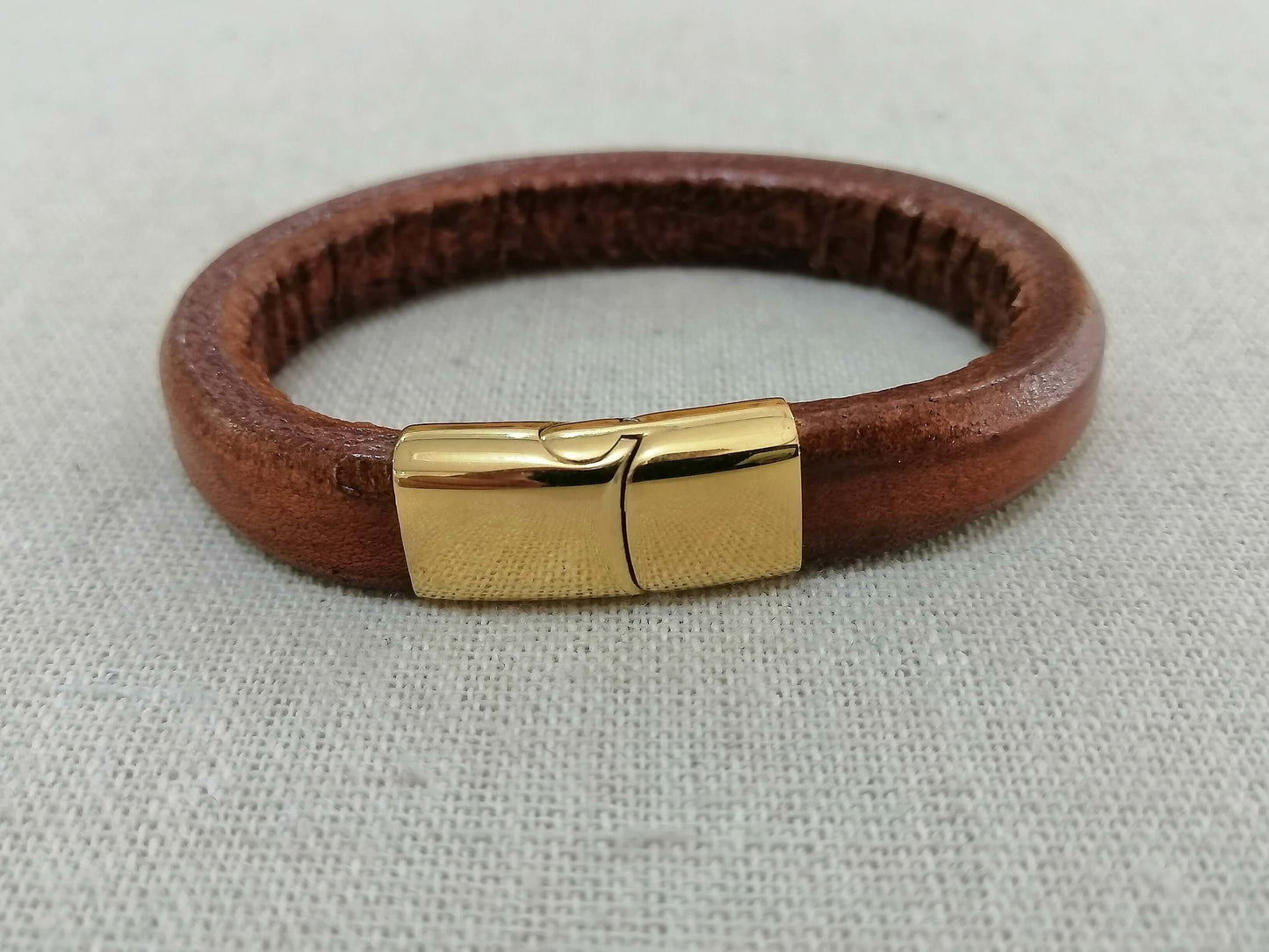 Pulsera para Hombres de Cuero Regaliz : Un Acompañante Versátil para Cualquier Ocasión