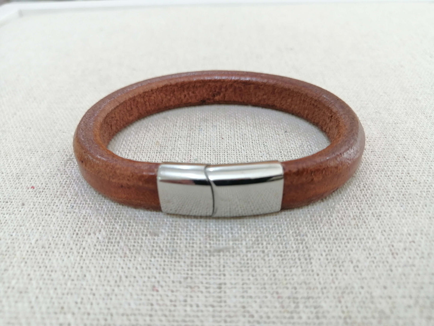 Pulsera para Hombres de Cuero Regaliz : Un Acompañante Versátil para Cualquier Ocasión