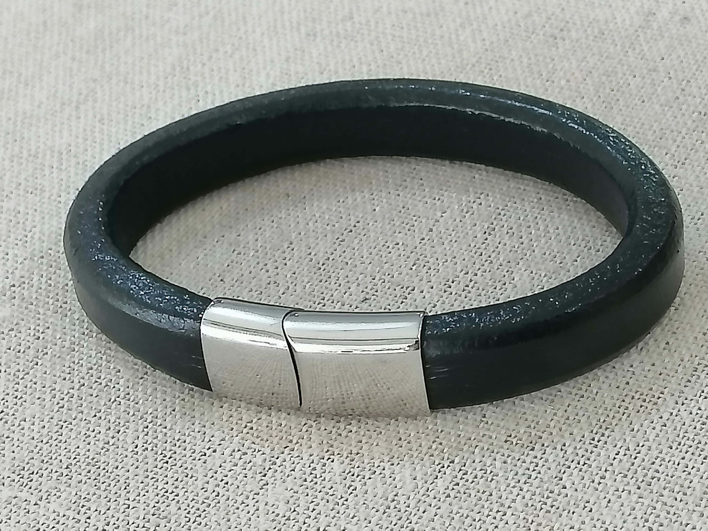 Pulsera para Hombres de Cuero Regaliz : Un Acompañante Versátil para Cualquier Ocasión