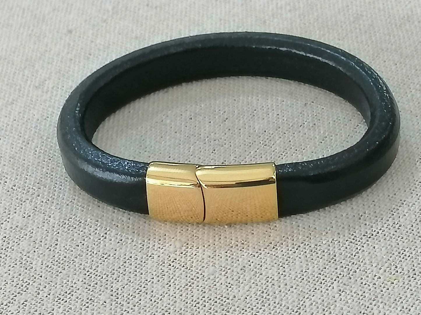 Pulsera para Hombres de Cuero Regaliz : Un Acompañante Versátil para Cualquier Ocasión