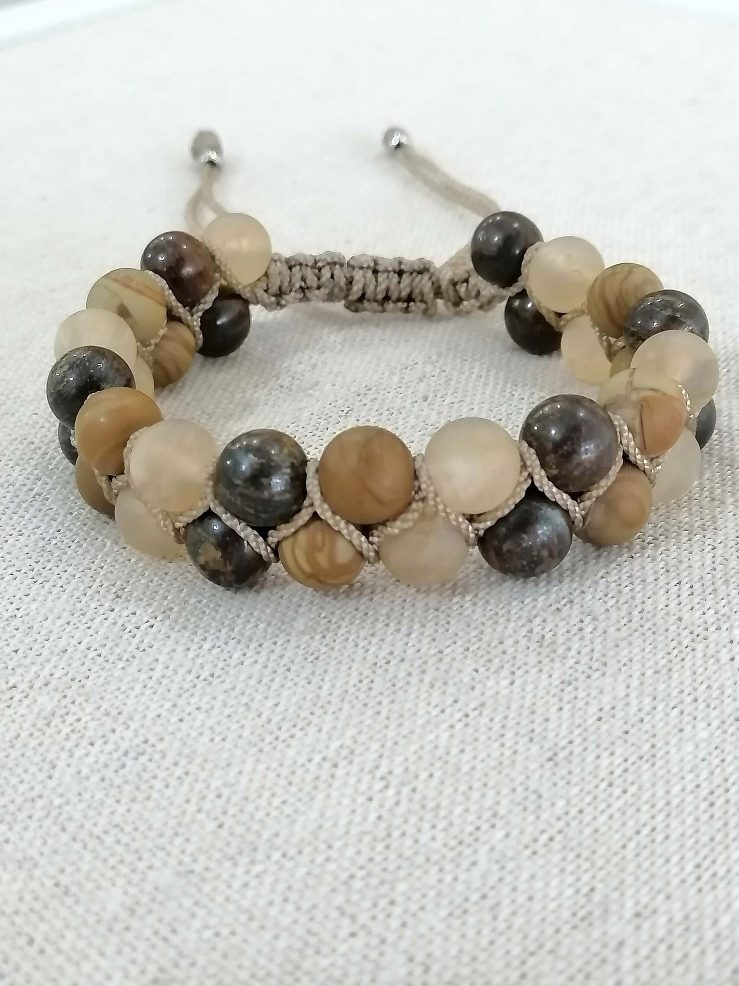 Men's bracelets made of natural stones: Style and Protection in Harmony