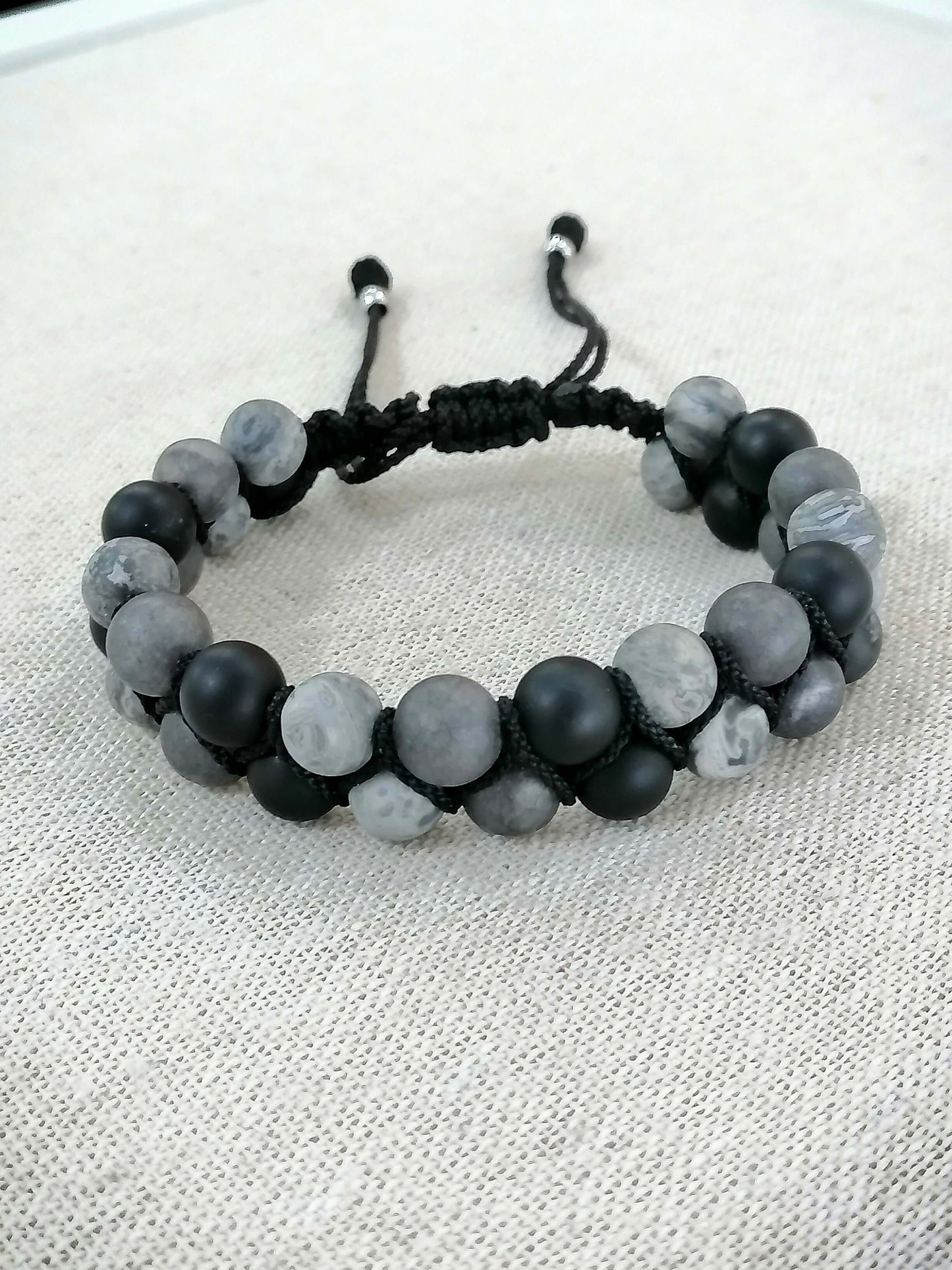 Men's bracelets made of natural stones: Style and Protection in Harmony