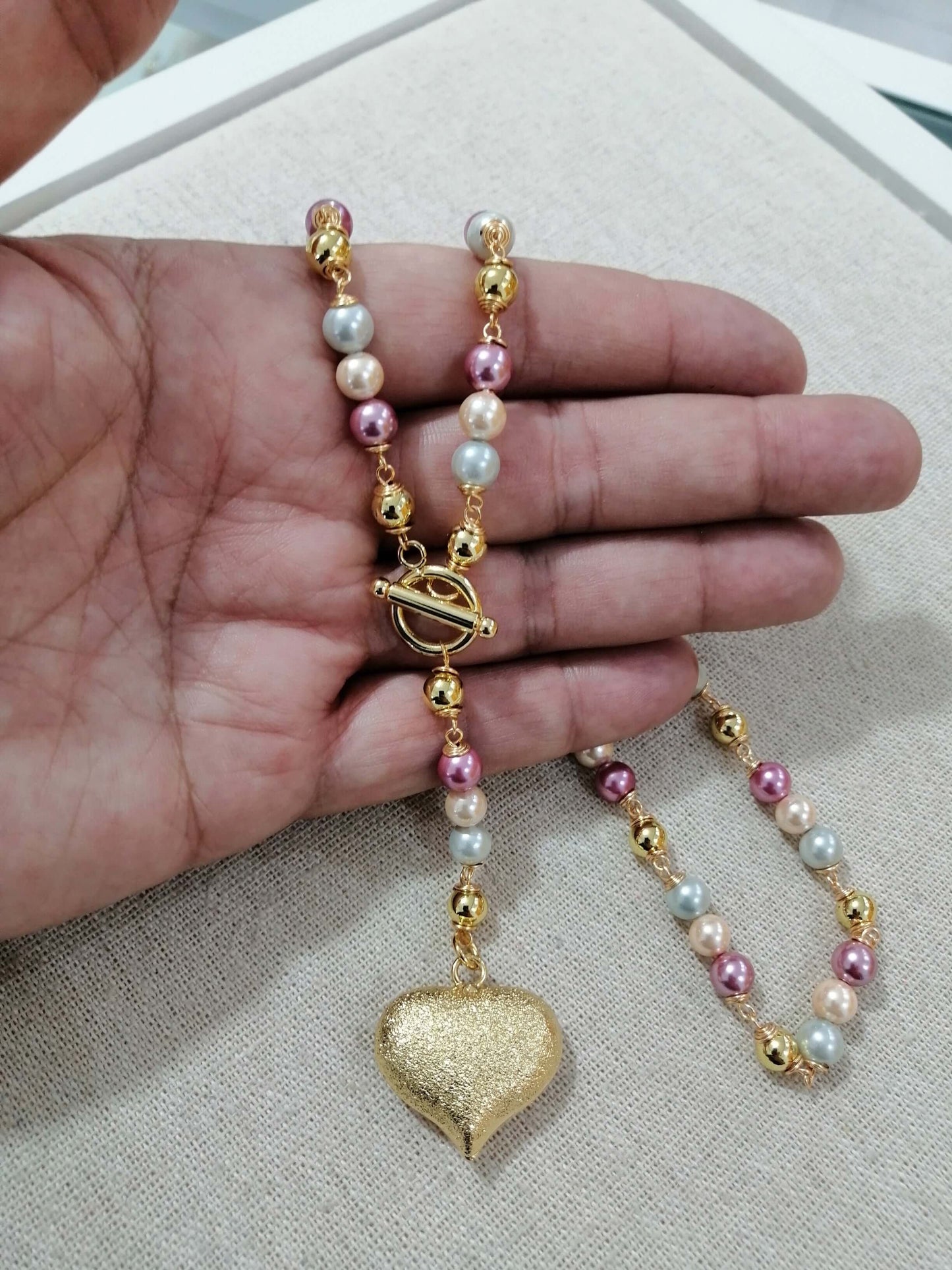 Collier ras du cou en rhodium avec coquillage et perles en forme de cœur, style unique