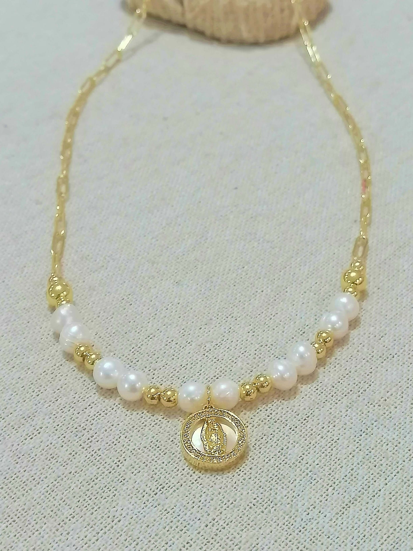 Collier ras du cou en perles naturelles et rhodium : élégance et style