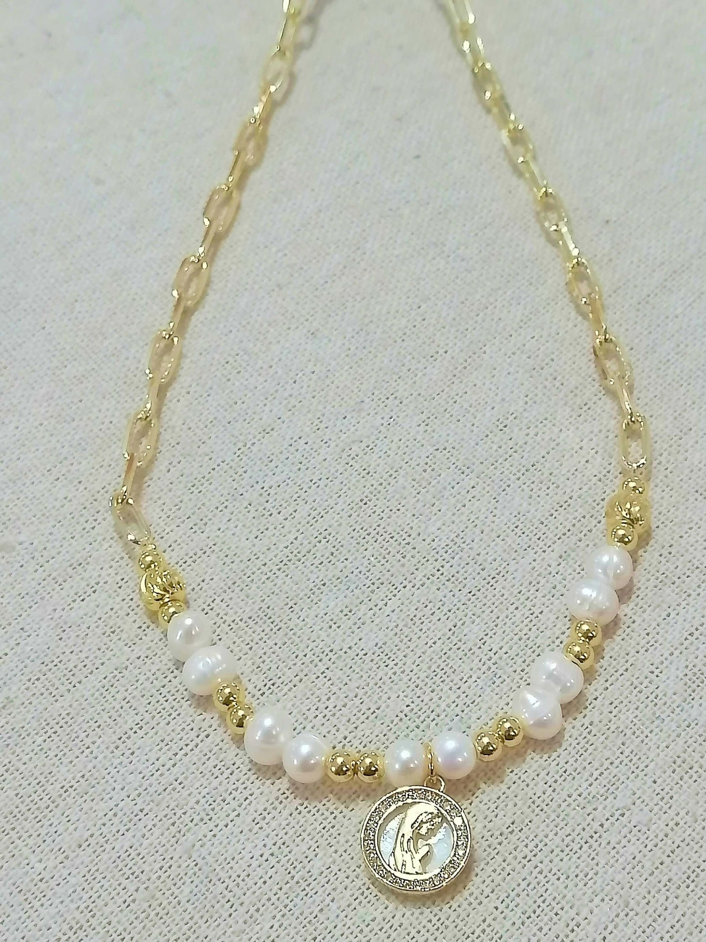Collier ras du cou en perles naturelles et rhodium : élégance et style