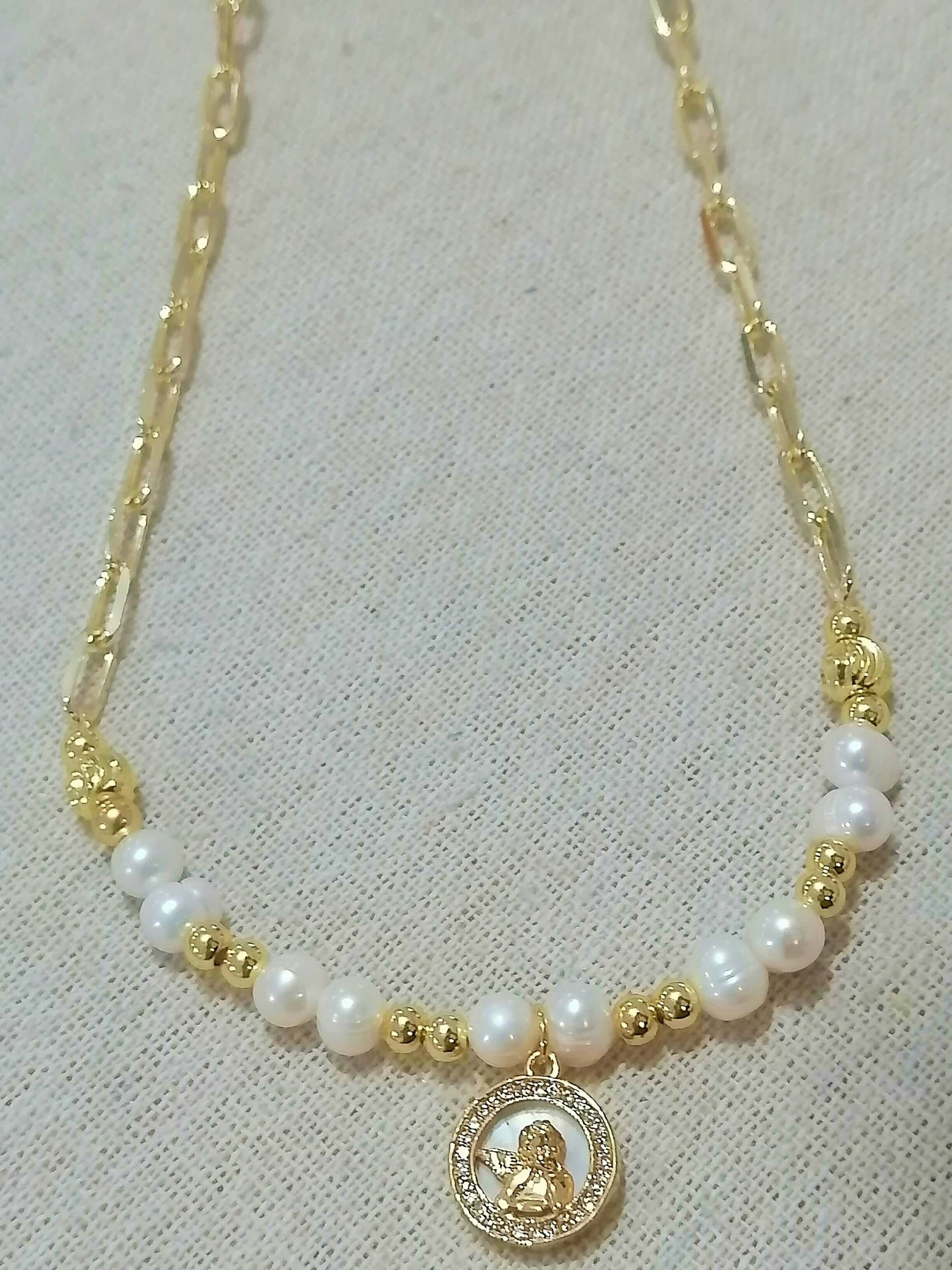 Collier ras du cou en perles naturelles et rhodium : élégance et style