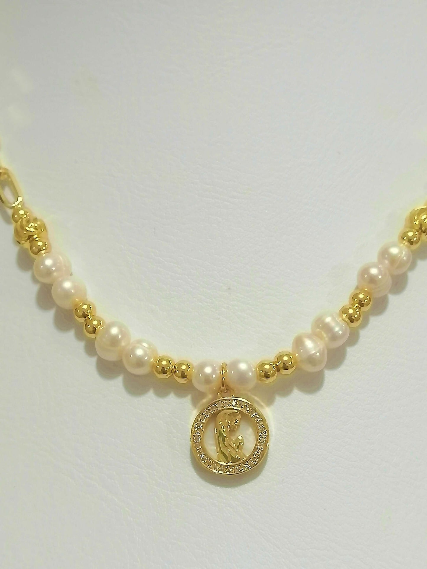 Collier ras du cou en perles naturelles et rhodium : élégance et style