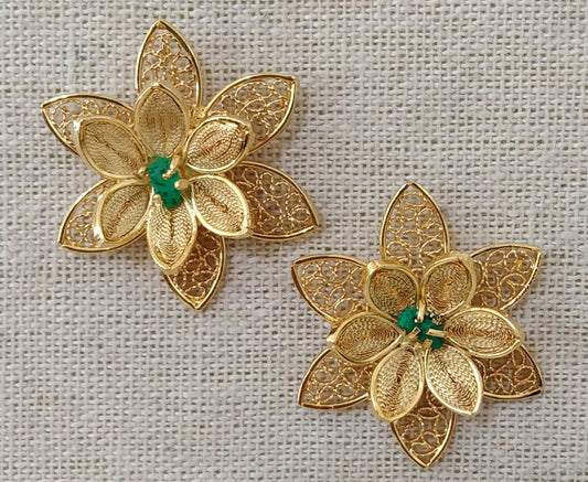 Aretes en forma de flor con moralla de esmeralda hechos en filigrana