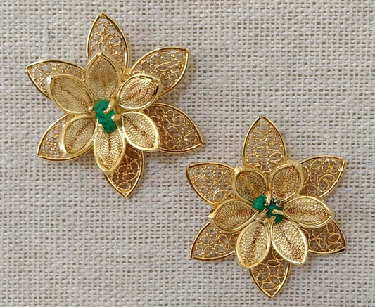 Aretes para damas en forma de flor con moralla de esmeralda hechos en filigrana