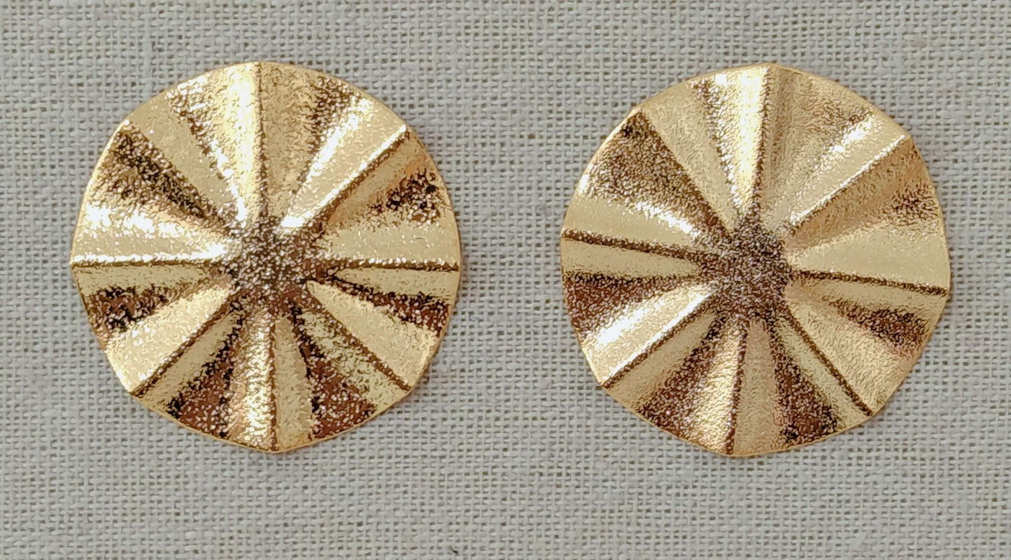 Boucles d'oreilles pour femmes texturées comme des rayons de soleil