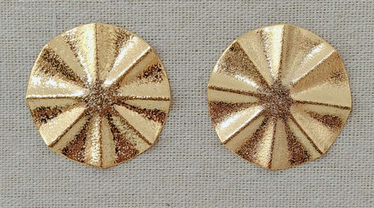 Aretes para damas texturizados como rayos del sol