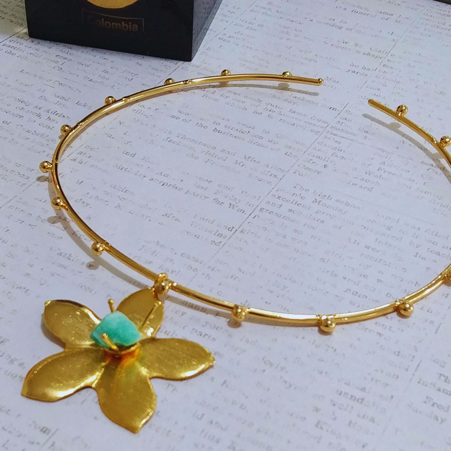 Tour de cou pour dames avec pendentif fleur avec moral d'émeraude rustique en bronze avec plaqué or 24 carats