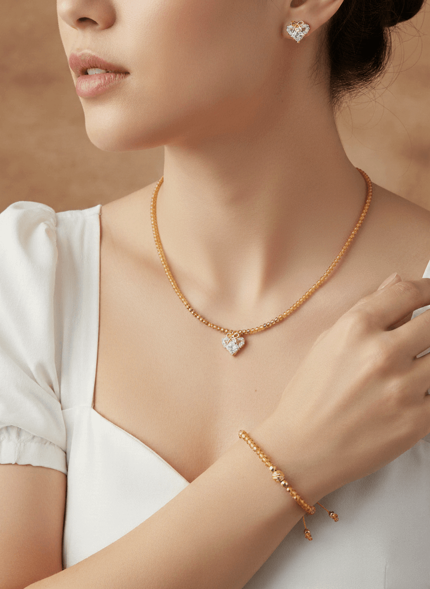 Lazos de Amistad - Gargantilla de Cristales, destacando un collar y pulsera dorados con cristales en un fondo neutro.