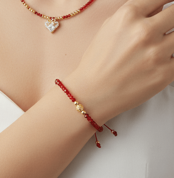 Lazos de Amistad - Pulsera de cristales, pulsera de cuentas rojas con detalles en dorado, complemento elegante.