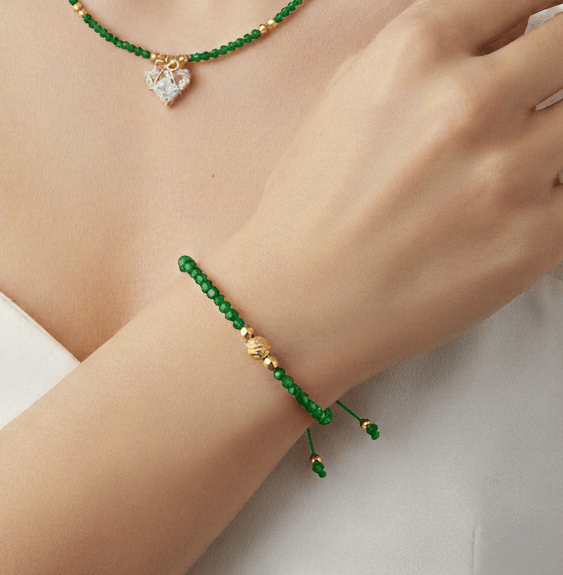 Lazos de Amistad - Pulsera de cristales en verde y dorado, delicado diseño de joyería en la muñeca.