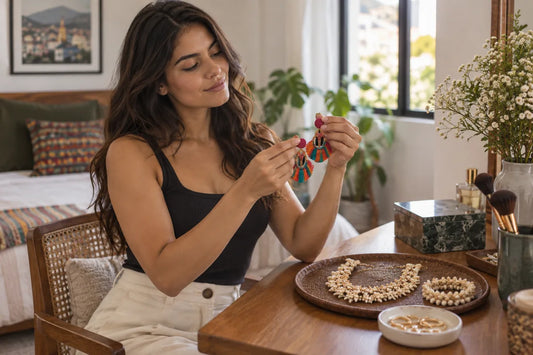Mujer eligiendo accesorios coloridos para expresar su estilo