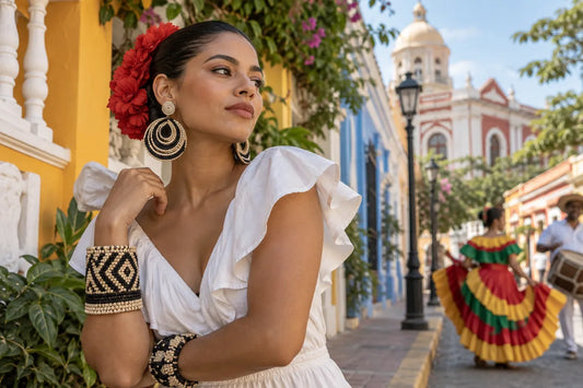 Mujer barranquillera usando accesorios artesanales frente a una calle patrimonial colorida