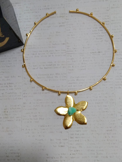 Choker with flower pendant with rustic emerald moralla in bronze with 24K gold plated