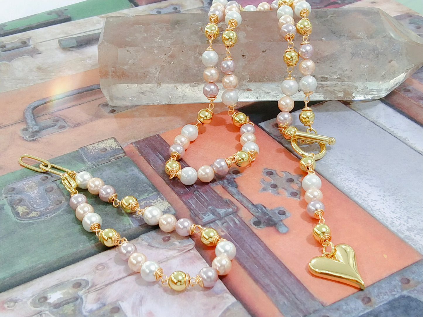 Collier de perles de coquillage avec fil rempli d'or fait main