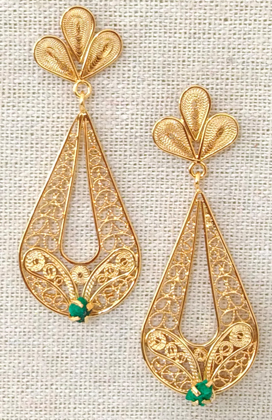 Drop-shaped earrings with rustic emerald moralla