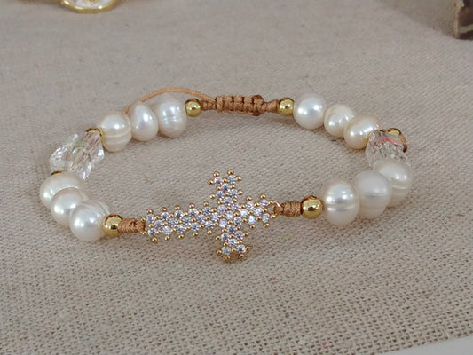 Pearl and crystal bracelet with rhodium cross and zircon crystals: a unique and special jewel