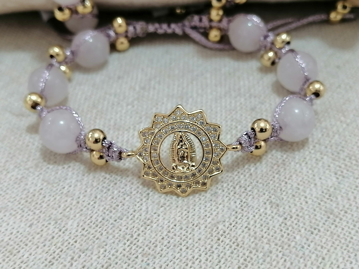 Bracelet Vierge de Guadalupe avec quartz rose : un symbole de foi et d'amour fait main