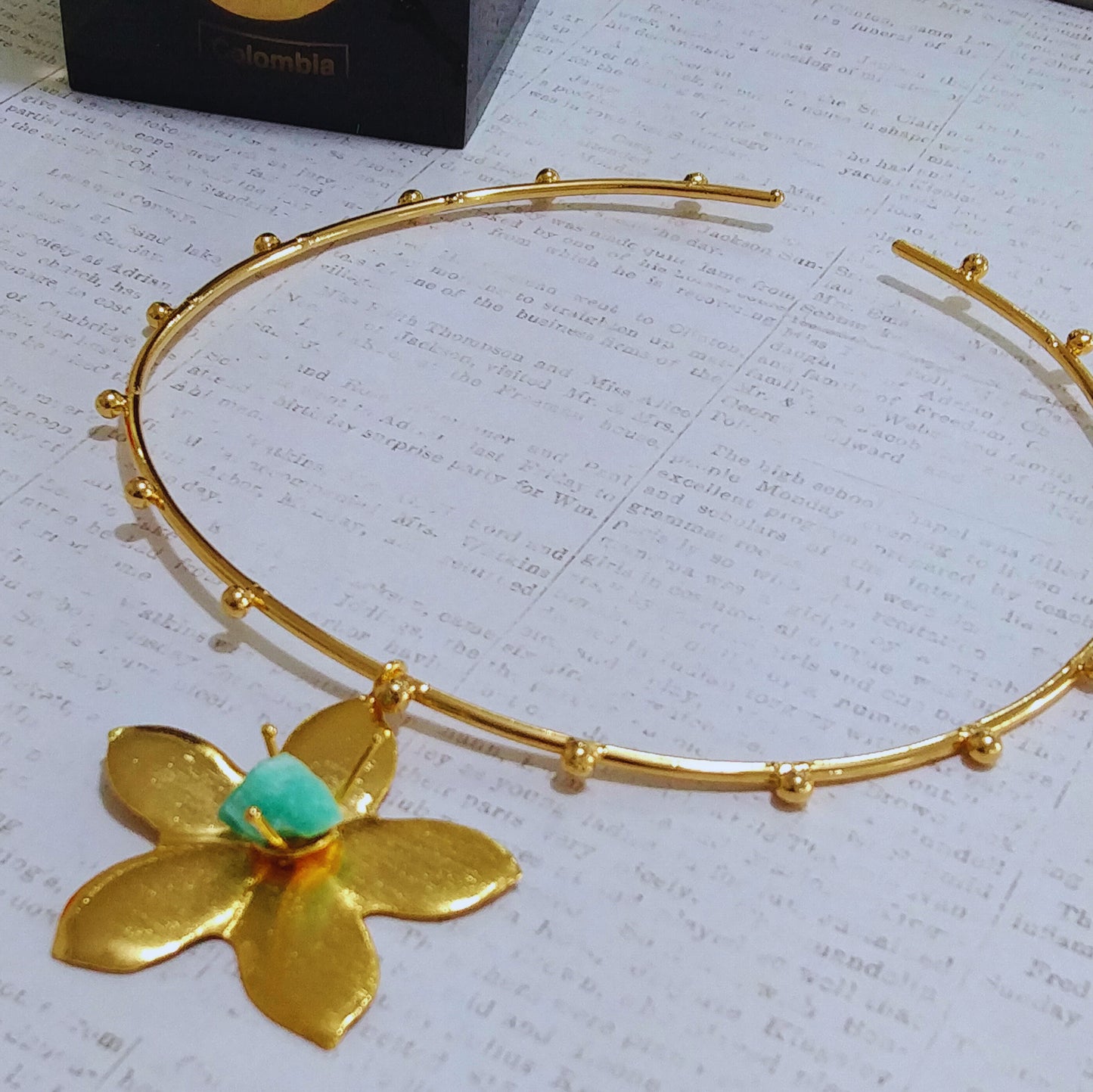 Choker with flower pendant with rustic emerald moralla in bronze with 24K gold plated