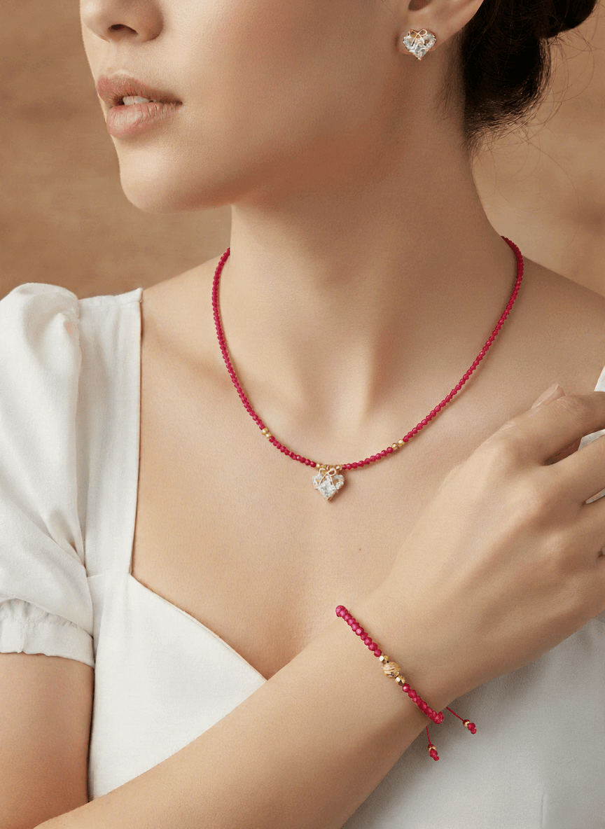 Lazos de Amistad - Gargantilla de Cristales adornando un collar y pulsera roja en una modelo.