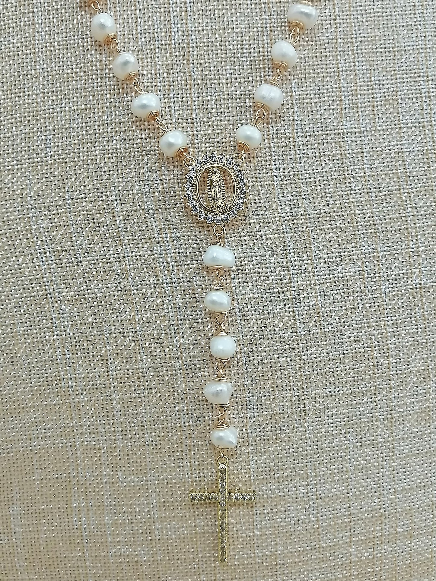 Chapelet de perles naturelles avec la Vierge de Guadalupe et Saint Benoît