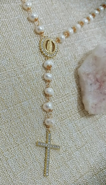 Chapelet de perles naturelles avec la Vierge de Guadalupe et Saint Benoît
