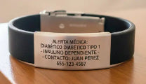 Pulsera de alerta médica de neopreno y acero con información vital para emergencias.